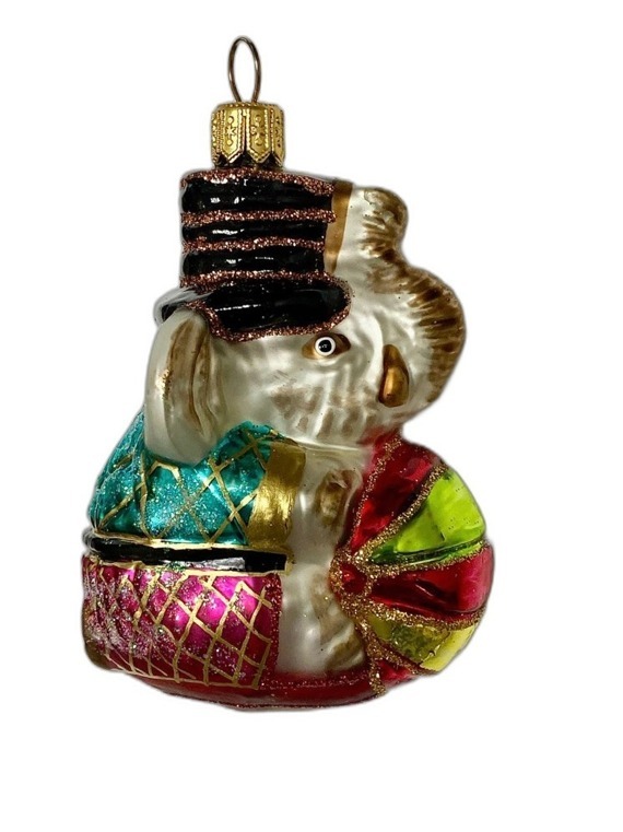 Слоненок с мячом
